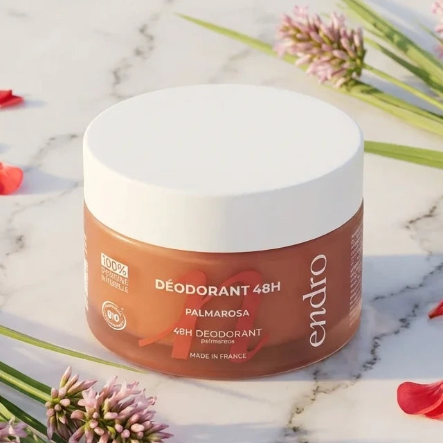 Déodorant solide Palmarosa & Géranium Endro en pot terracotta avec fleurs fraîches