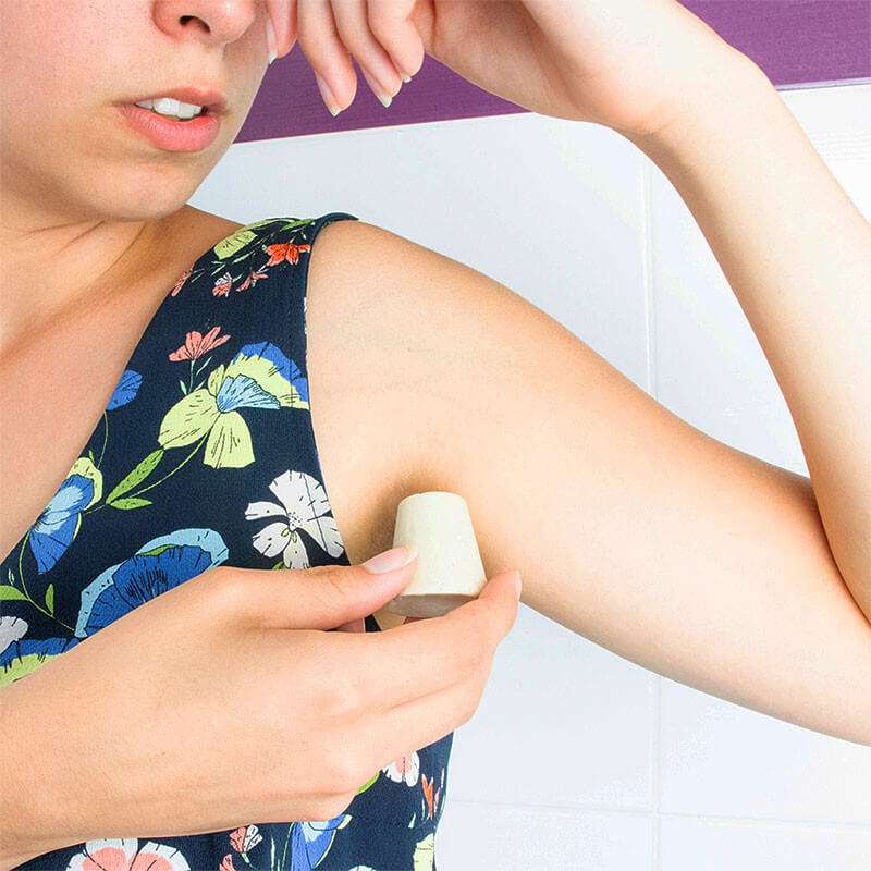 Utilisation du déodorant solide palmarosa de Lamazuna sur l'aisselle d'une femme
