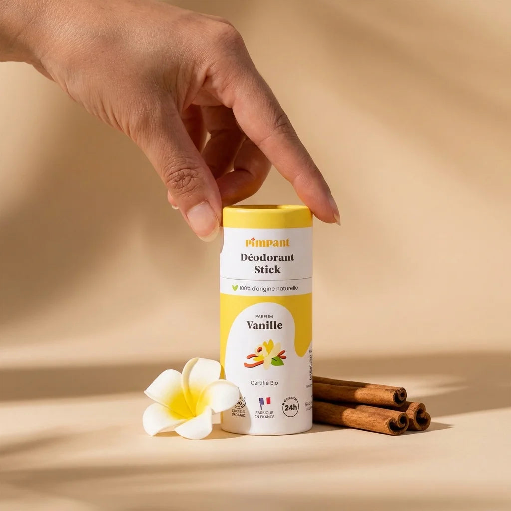 Déodorant solide vanille Pimpant 50g avec fleur vanille et bâton de cannelle sur fond beige
