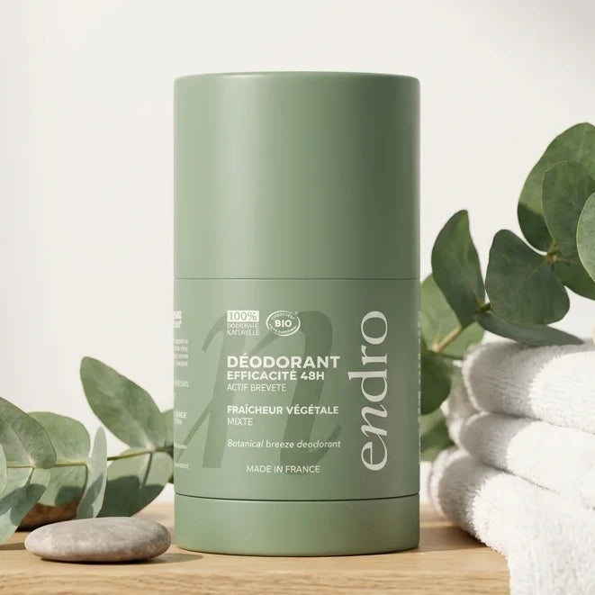 Déodorant stick rechargeable Endro vert sage 50g entouré de feuilles naturelles et galets