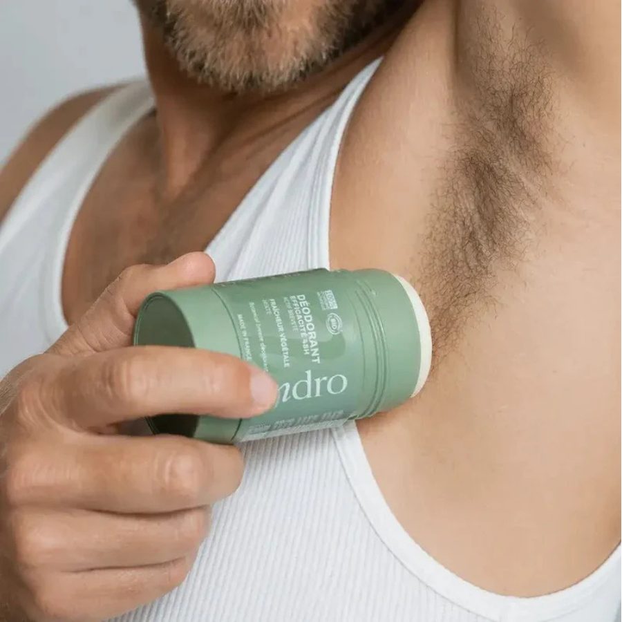 Personne appliquant un déodorant stick Endro sous l’aisselle, pour montrer son utilisation au quotidien