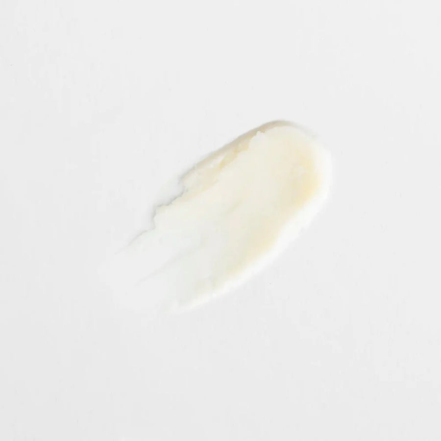 Texture crème du déodorant Endro étalée sur fond blanc, pour présenter la texture du produi