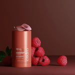 Un déodorant stick rechargeable de parfum rose-framboise de la marque Endro posé à côté de framboises