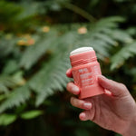 Un déodorant stick rechargeable de parfum rose-framboise de la marque Endro tenu en main