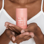 Un déodorant stick rechargeable de parfum rose-framboise de la marque Endro tenu en main