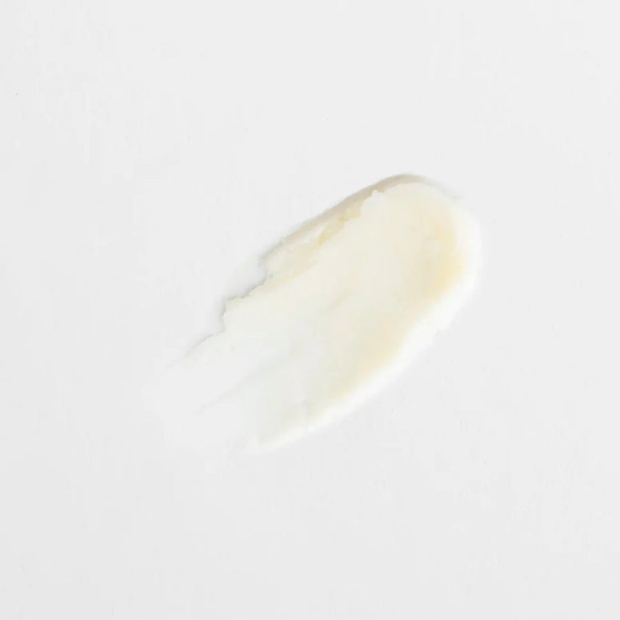 Texture crème du déodorant Endro étalée sur fond blanc, pour présenter la texture du produit.