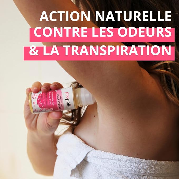 Zoom sur une femme appliquant le déodorant Bio roll-on Miel, Hamamélis & Cristal d'Alun de la marque Propolia