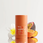 Déodorant stick Endro Éclat Soleil entouré de fleurs et d’agrumes, pour illustrer son parfum frais et solaire.