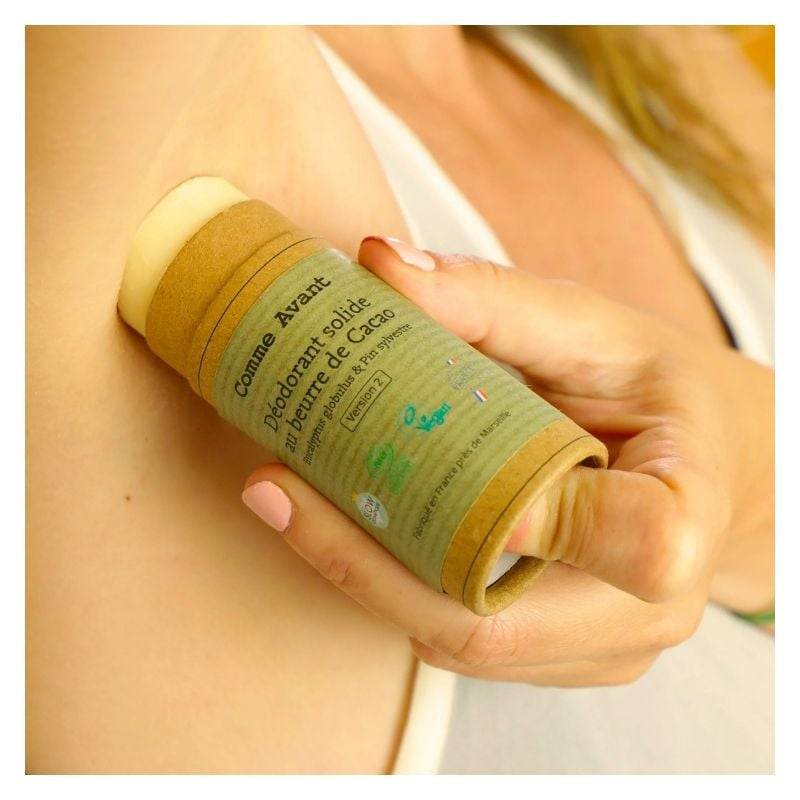 Une personne en train d'appliquer sous son aisselle du Déodorant Solide au Beurre de Cacao senteur Eucalyptus & Pin Sylvestre de Comme avant