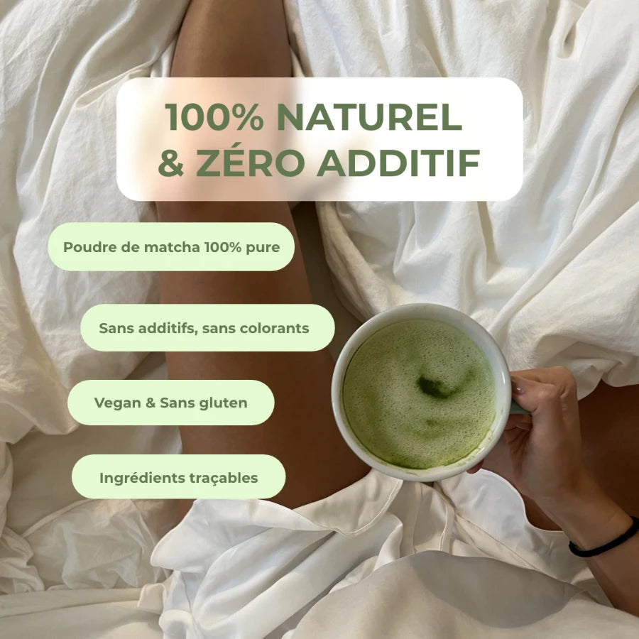 Ce que contient le matcha premium de la marque INOLAB, on peut voir en fond la main d'une femme tenir un matcha