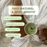 Ce que contient le matcha premium de la marque INOLAB, on peut voir en fond la main d'une femme tenir un matcha