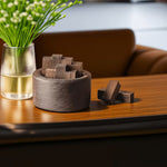 Diffuseur d'huiles essentielles en bois cylindrique déco posé sur une table en bois