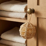 Diffuseur de Parfum Solide en Raphia forme coeur, accroché à une poignée de porte