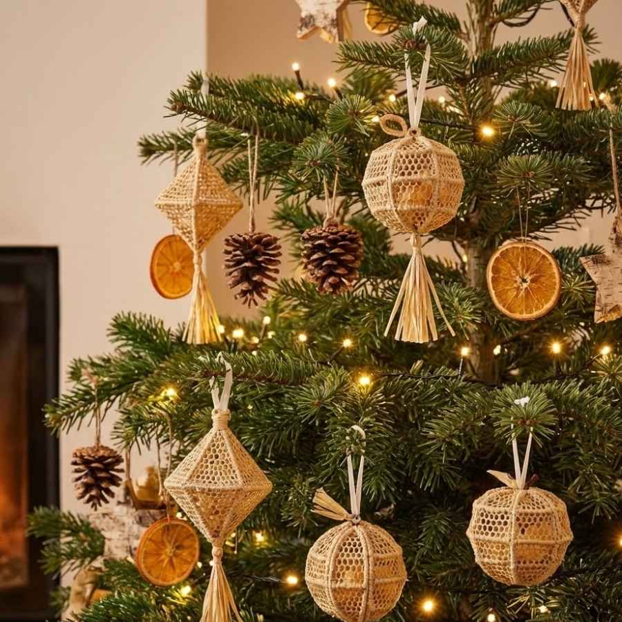 Plusieurs Diffuseurs de Parfum Solide en Raphia accrochés à un sapin de noël
