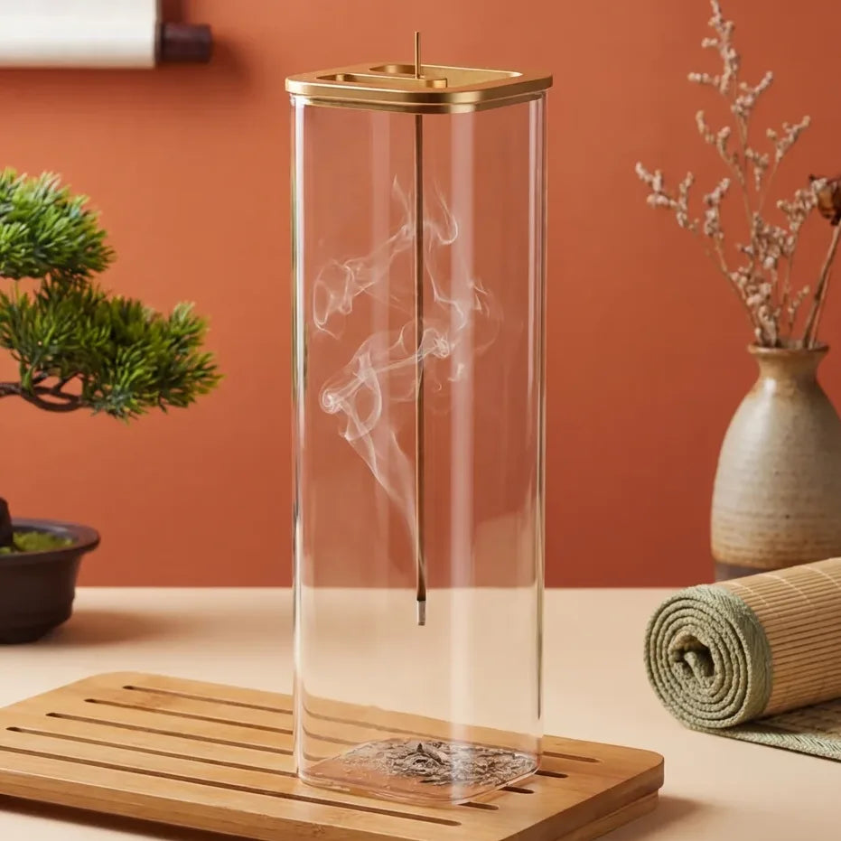 Diffuseur d'encens verre cubique design épuré avec sommet doré et fumée, sur base bois