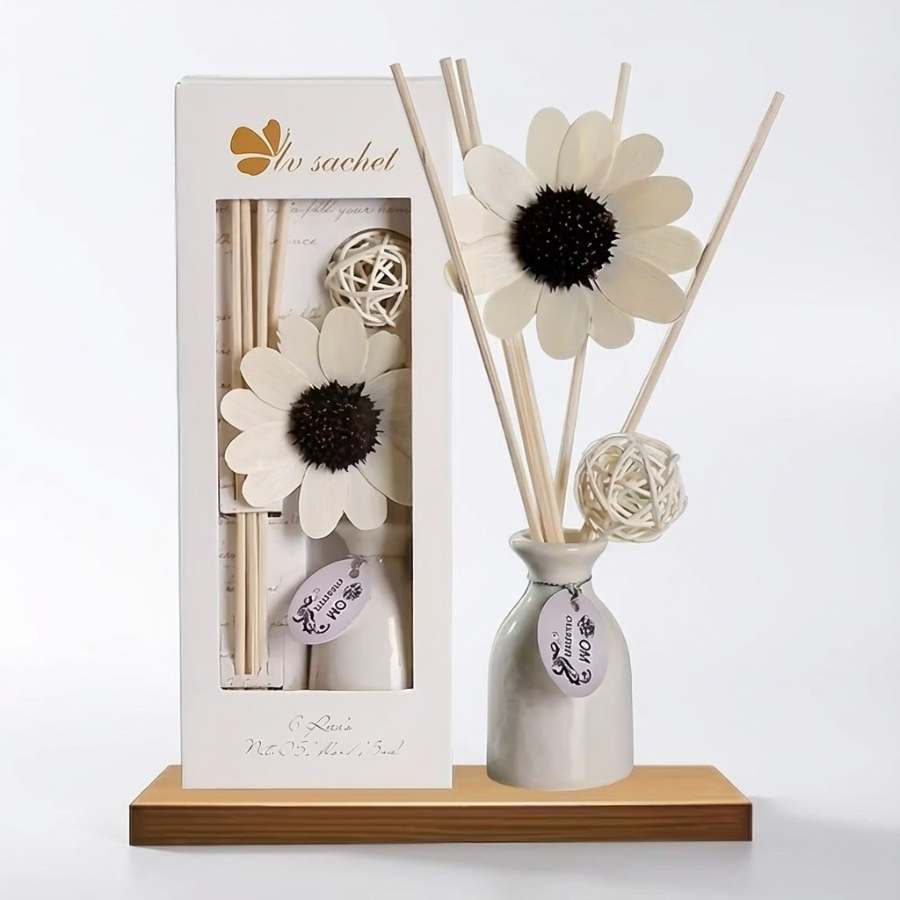 Un Diffuseur de parfum à bâtonnets décoratif posé sur une tablette en bois