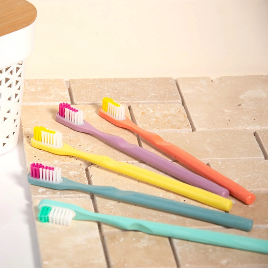 Tous les coloris de la brosse à dents rechargeable "déclic" de Lamazuna posé ensembles