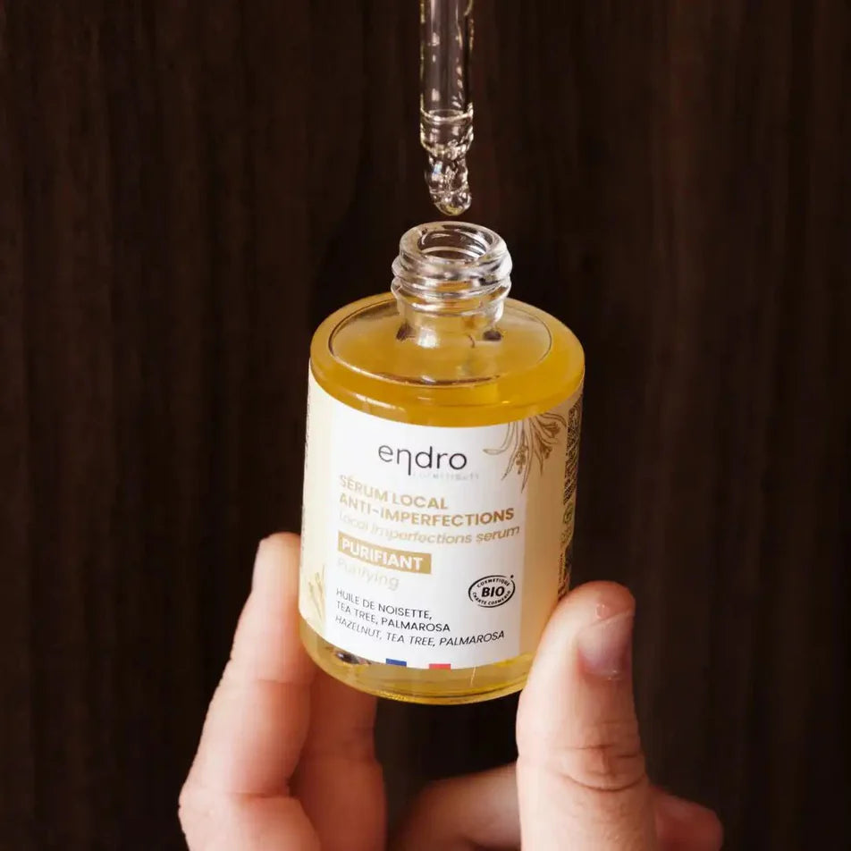Photo zoomée d'un flacon de Sérum anti-imperfections Endro ouvert avec prélevement du sérum à l'aide de la pipette