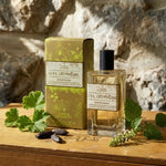 Eau Aromatique Somptueuse 100ml Jardin de mon Grand Père sur surface bois avec botaniques
