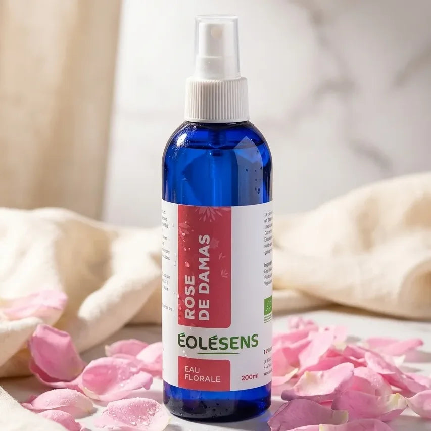 Eau florale rose bio Eolesens 200ml, flacon verre bleu avec pétales de rose frais