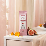 Eau micellaire recharge Pimpant Figue et Calendula sur vanité marbre avec fleurs botaniques