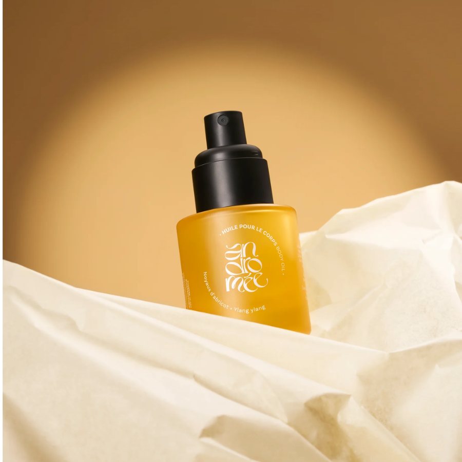Photo d'ambiance d'une Huile corps Abricot & Ylang Ylang (Édition Limitée) 30 ml – Andromée
