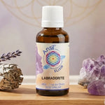 Elixir de Labradorite Ansil 30ml entouré de cristaux d'améthyste et de sauge blanche