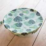 Emballage réutilisable fait à la cire d'abeille mis en situation sur un saladier