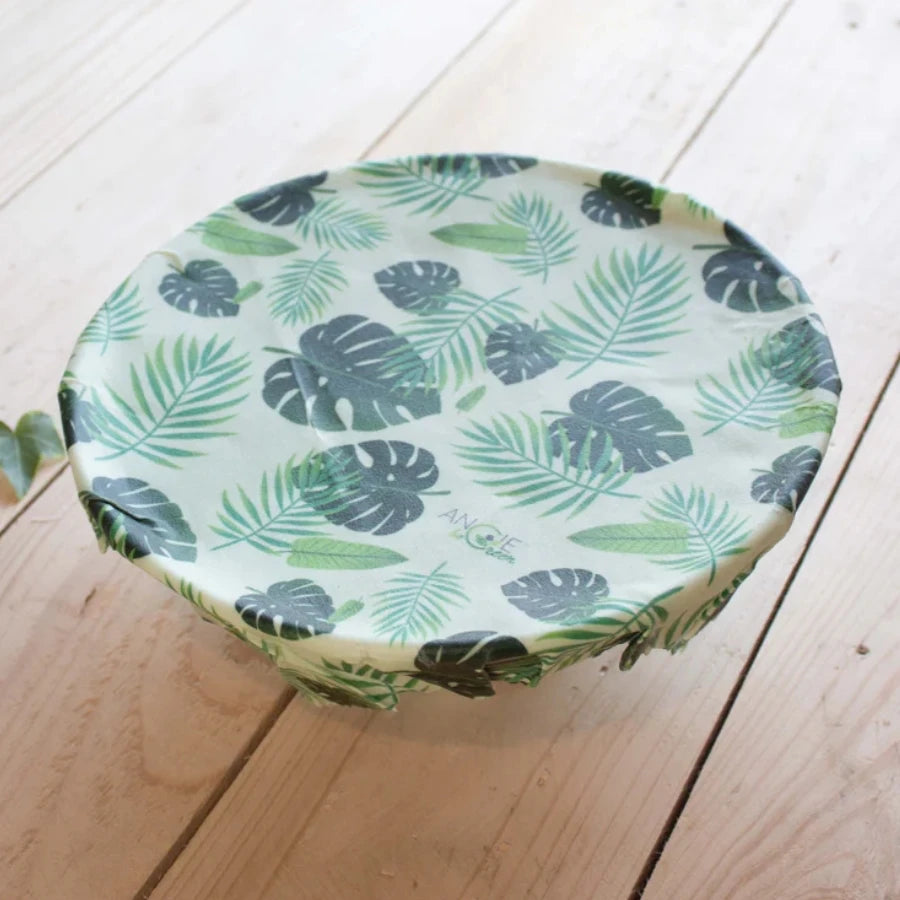 Emballage réutilisable fait à la cire d'abeille mis en situation sur un saladier