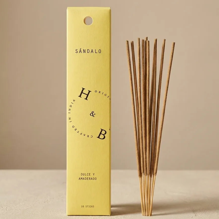 Encens Bois de Santal x10 en packaging jaune avec bâtons artisanaux sur fond beige