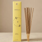 Encens Bois de Santal x10 en packaging jaune avec bâtons artisanaux sur fond beige