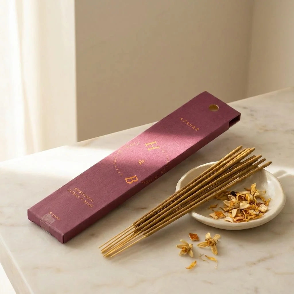 Encens Fleur d'Oranger x10 en packaging bordeaux avec fleurs séchées sur marbre