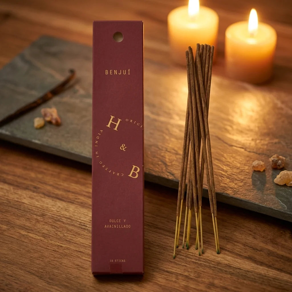Encens naturel Benjoin x10 avec bâtons roulés à la main et pointes dorées sur fond minimaliste