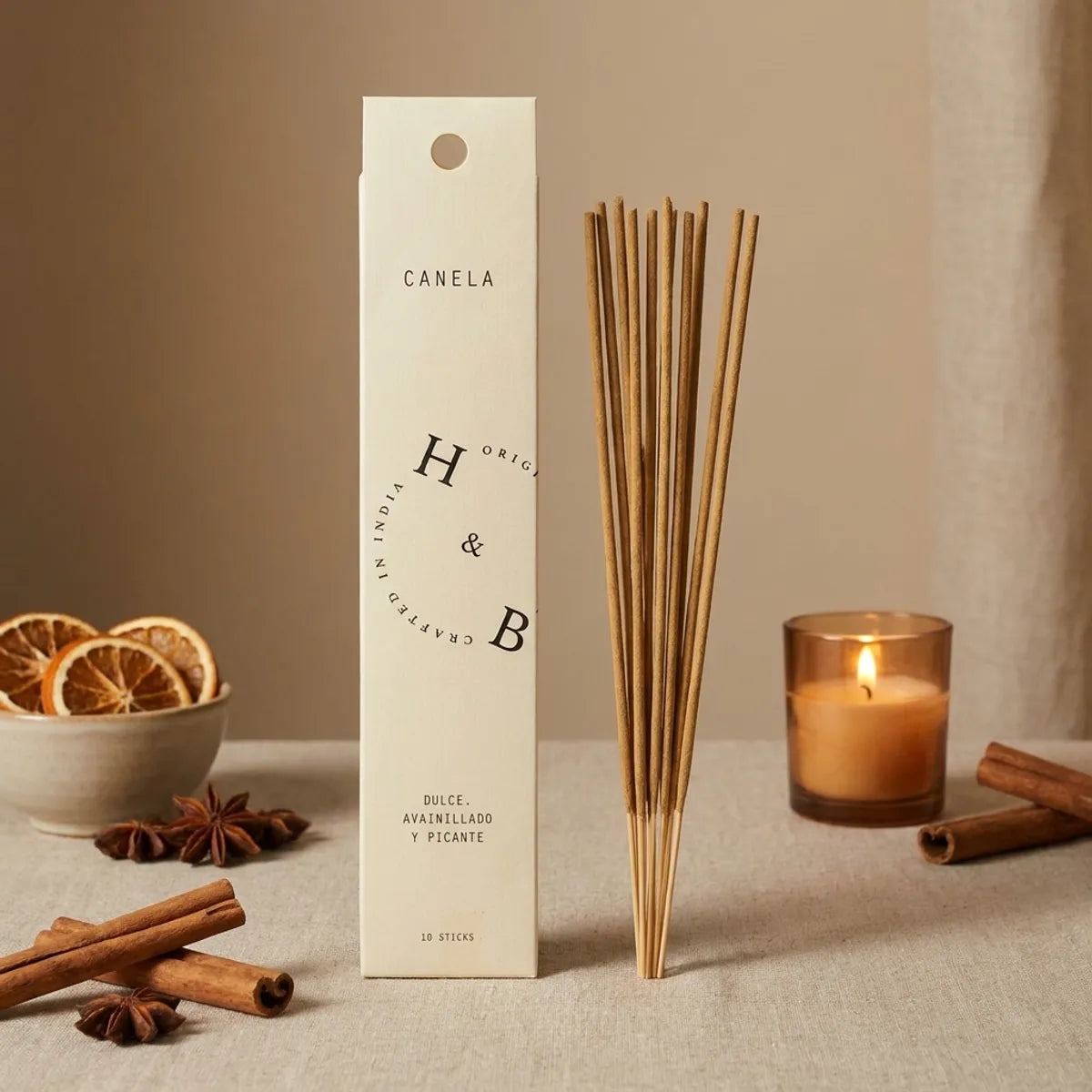 Bâtons d'encens naturel cannelle dans packaging crème avec éléments botaniques et lumière chaleureuse