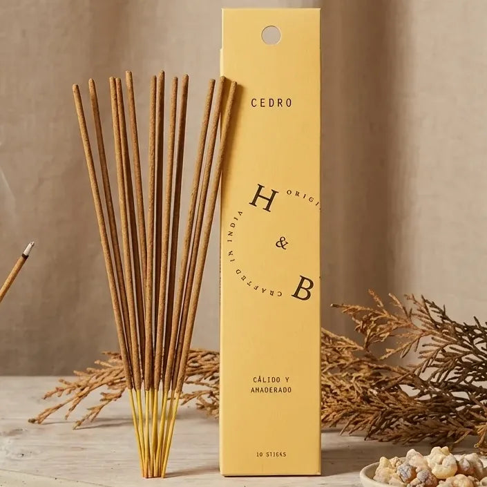 Encens naturel cèdre x6 en packaging jaune avec bâtons artisanaux sur fond beige