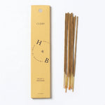Boîte d'encens naturel cèdre H&B Original avec 6 bâtons en bois sur fond blanc