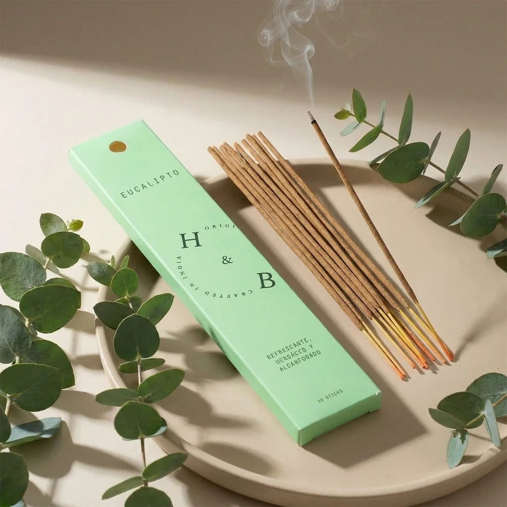 Encens naturel eucalyptus x6 avec packaging vert menthe et feuilles fraîches sur fond beige