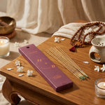 Encens naturel Jasmin x6 en packaging bordeaux dans un espace de méditation avec bougies