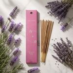 Encens naturel lavande H&B avec fleurs séchées sur marbre blanc