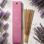 Encens naturel lavande H&B avec fleurs séchées sur marbre blanc