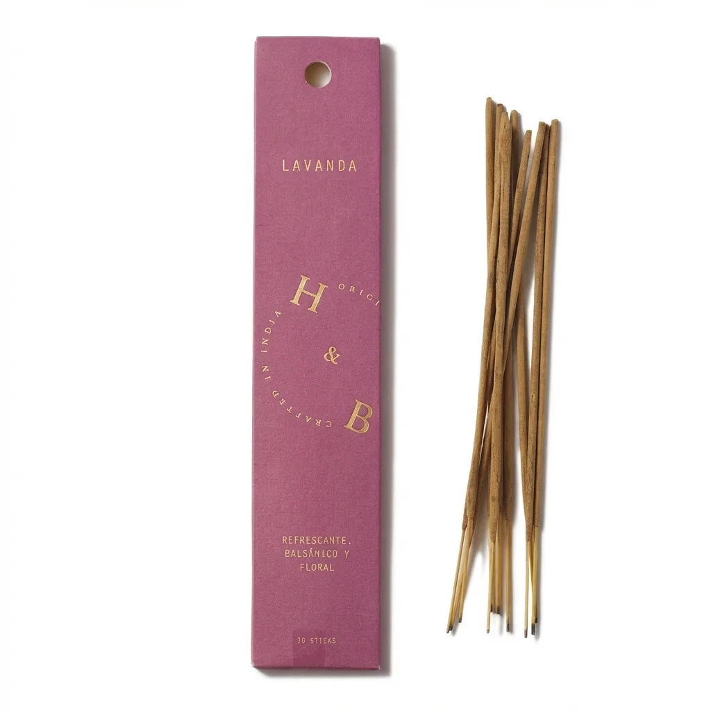 Boîte encens lavande naturel H&B avec bâtons en bois, fond blanc studio