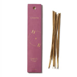 Boîte encens lavande naturel H&B avec bâtons en bois, fond blanc studio