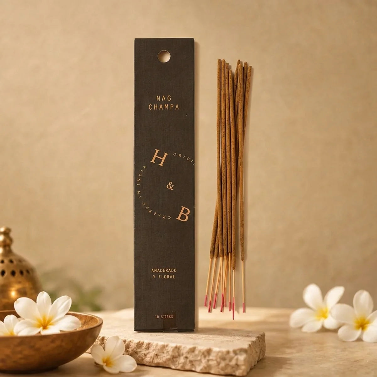 Encens naturel Nag Champa 10 bâtons avec fleurs blanches et éléments dorés sur pierre