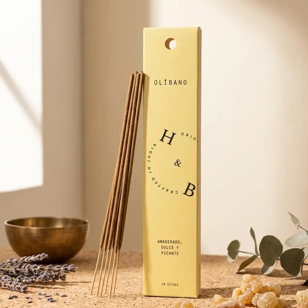 Encens naturel Oliban 10 bâtons boîte jaune sur surface liège avec cristaux ambré