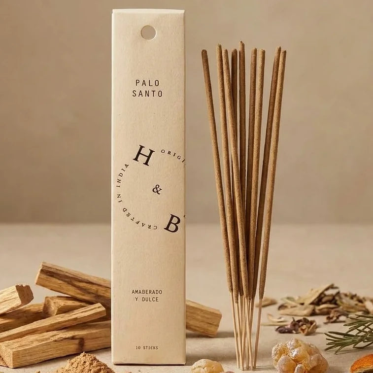 Encens Palo Santo naturel x10 avec emballage et ingrédients botaniques sur fond neutre