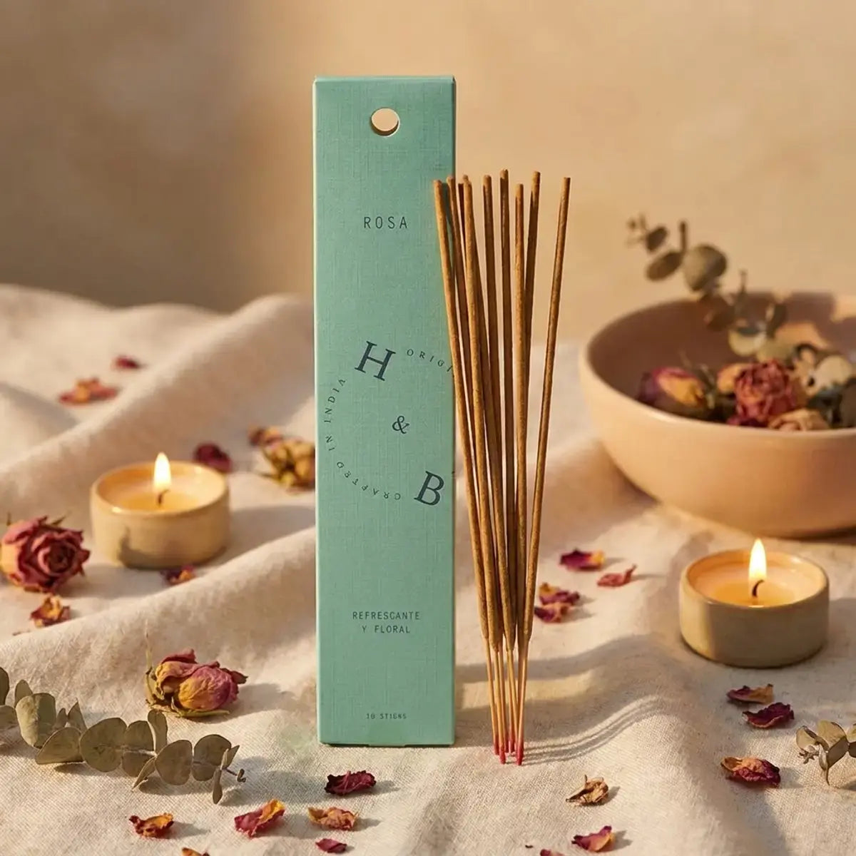 Encens naturel Rose 10 bâtons en boîte turquoise sur fond textiles naturels et fleurs séchées