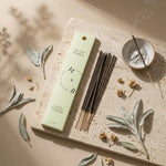 Encens naturel Sauge Blanche x6 en packaging artisanal sur fond minimaliste beige