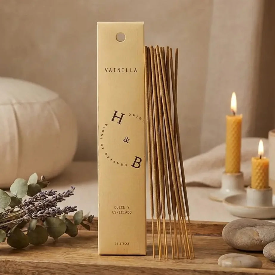 Encens naturel vanille 10 bâtons dans décor zen avec bougies et coussin méditation