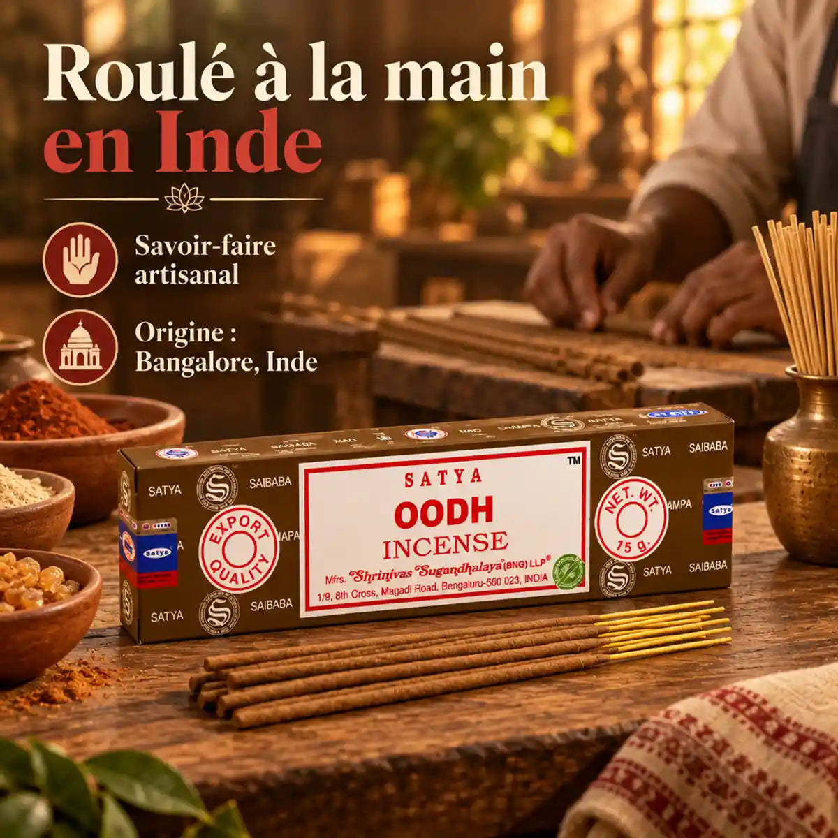 Encens Satya Oud 15g, bâtonnets roulés à la main par des artisans à Bangalore, Inde, sur un plan de travail en bois rustique