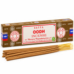 Boîte d'encens Satya Oodh 15g avec bâtonnets d'encens bruns à pointes jaunes, fond blanc, qualité export
